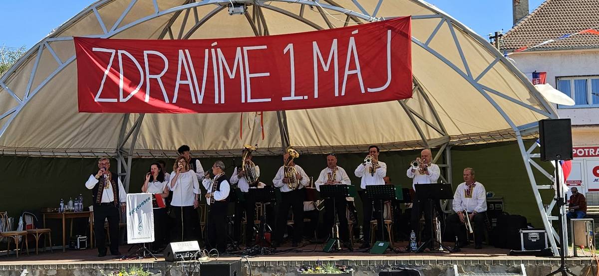 Piaty ročník Retro osláv 1. mája máme úspešne za sebou. Počasie nám prialo, čo sa prejavilo aj na vysokej účasti návštevníkov. Program bol pestrý a veríme, že každý, kto prišiel, si podujatie naplno užil. Ďakujeme všetkým, ktorí sa podieľali na prípravách a realizácii tohto vydareného podujatia. Veľká vďaka patrí aj našim sponzorom za ich podporu, či už finančnú alebo materiálnu. starostka