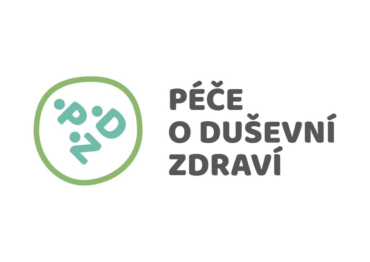 Duševní onemocnění a návrat do života Duševní onemocnění může výrazně zasáhnout do každodenního života. Ovlivní vztahy, práci, bydlení i běžné fungování. Právě v takové chvíli je důležité vědět, že na to člověk nemusí být sám. V PDZ podporujeme v okrese Jičín lidi starší 16 let, kterým do života vstoupilo vážné duševní onemocnění. Věříme, že každý člověk má mít možnost žít podle své volby a být přijímanou součástí komunity. Proto za lidmi jezdíme domů i na další domluvená místa a hledáme s nimi takovou podporu, která dává smysl v jejich skutečném životě. V našem týmu spolupracují zdravotníci a sociální pracovníci. Pomáháme například po hospitalizaci, při zvládání léčby, v otázkách bydlení, dávek, vztahů a při hledání cesty k běžnému fungování. Podporujeme také rodiny a blízké. Spolupráce s námi je bezplatná. Pokud se duševní onemocnění týká vás nebo někoho ve vašem okolí, ozvěte se nám. Společně probereme situaci a možnosti dalšího postupu. PDZ Centrum duševního zdraví Jičín 17. listopadu 861, Jičín Mgr. Barbora Mlejnková, koordinátorka vstupu do služeb: 773 915 754, barbora.mlejnkova@pdz.cz Kontaktní den: pondělí 13.00–16.00 (můžete přijít bez objednání) Více informací: pdz.cz