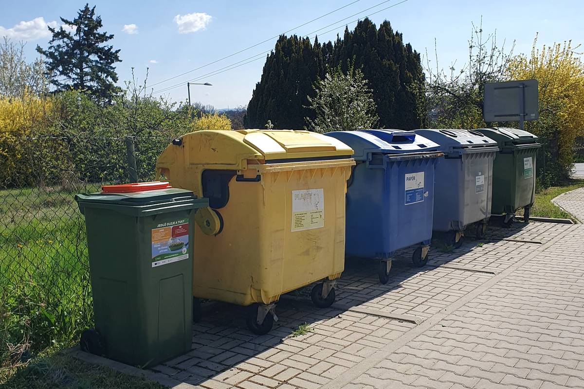 V dubnu došlo v Litoměřicích k rozmístění 31 nových 240litrových sběrných nádob, které slouží pro sběr jedlých olejů a tuků z domácností. Nahradily tak dosavadní oranžové kontejnery, jež byly z jednotlivých stanovišť staženy.  „Přestože došlo ke změně barvy nádob, nemění se nic na systému sběru. I nadále platí, že do nich lze třídit a sbírat jakýkoliv olej a tuk, který zbude po použití v kuchyni, jako jsou například oleje a tuky ze smažení, oleje z marinád, nakládaných potravin, z rybiček v oleji, ztužené tuky, sádlo, máslo, ale i tuky například z výpeku,“ vyjmenovala Lucie Weberová z odboru životního prostředí městského úřadu s tím, že naopak do těchto popelnic v žádném případě nepatří minerální oleje (motorový, převodový …), ani jakýkoliv jiný odpad. Vytříděný olej a tuk je vhodné shromažďovat do PET lahví, které jsou nejvhodnější pro manipulaci a další zpracování. Po naplnění a řádném uzavření je pak stačí odnést na jedno z jednatřiceti stanovišť rozmístěných po městě. Sběr jedlých olejů a tuků probíhá také ve sběrném místě v Nerudově ulici. Shromážděný olej a tuk je v pravidelných intervalech svážen k dalšímu zpracování. „Zodpovědným přístupem při třídění olejů tak pomůžeme chránit přírodu a vrátit zpět do oběhu hodnotnou surovinu,“ doplnila Lucie Weberová.