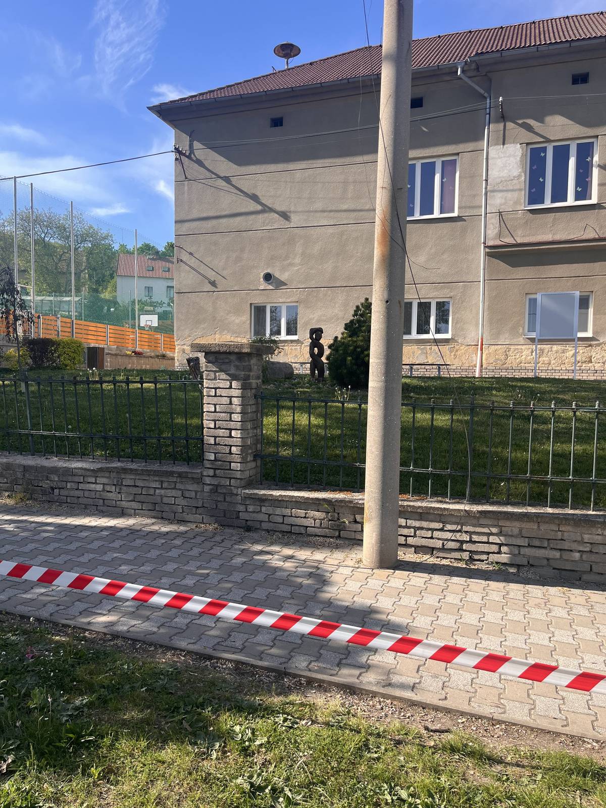 Před budovou ZŠ Brandýsek byl zaznamenán spadlý drát. Místo je provizorně označeno páskou a situace byla nahlášena společnosti ČEZ. Prosíme občany, aby dbali nevstupovali do vyznačeného prostoru a k drátu se nepřibližovali.  Děkujeme za pochopení a ohleduplnost.