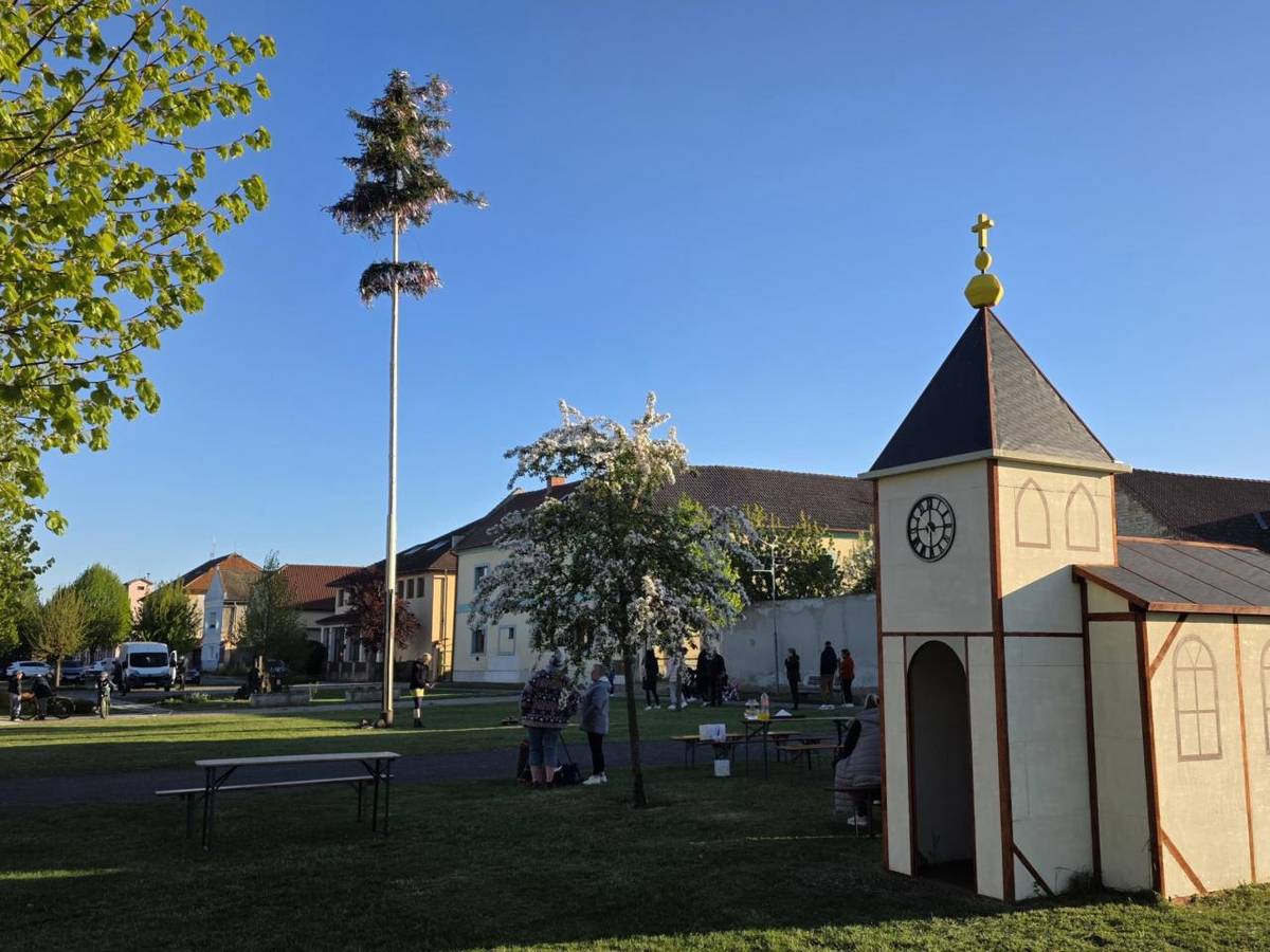 Ve středu 29. dubna se na návsi v Radovesicích uskutečnila tradiční akce – slavnostní stavění májky, která má v naší obci dlouholetou a krásnou tradici.