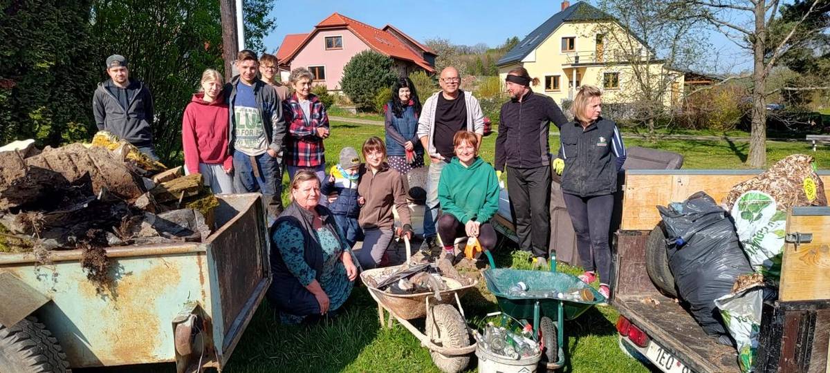 Žáci ZŠ vysadili 300 nových stromků, o které se postarali i hasiči.
