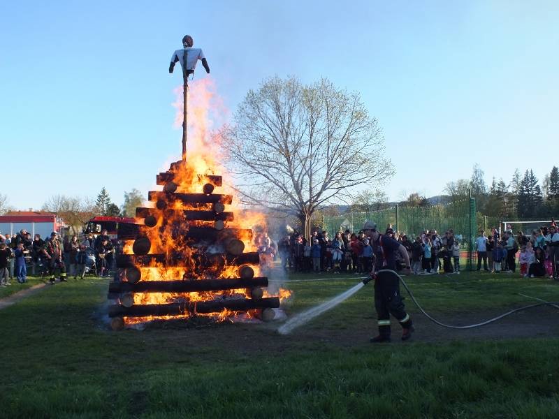 Město Rožmitál pod Třemšínem uspořádalo 30. dubna ve spolupráci s rožmitálskými skauty, airsoftovým klubem S.A.T. Rožmitál, rožmitálskými hasiči a dalšími ve sportovně-rekreačním areálu tradiční Slet čarodějnic.