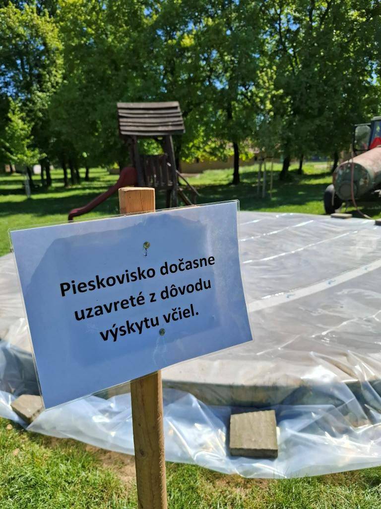 Oznamujeme občanom, že pieskovisko v parku je dočasne uzavreté z dôvodu výskytu včiel.