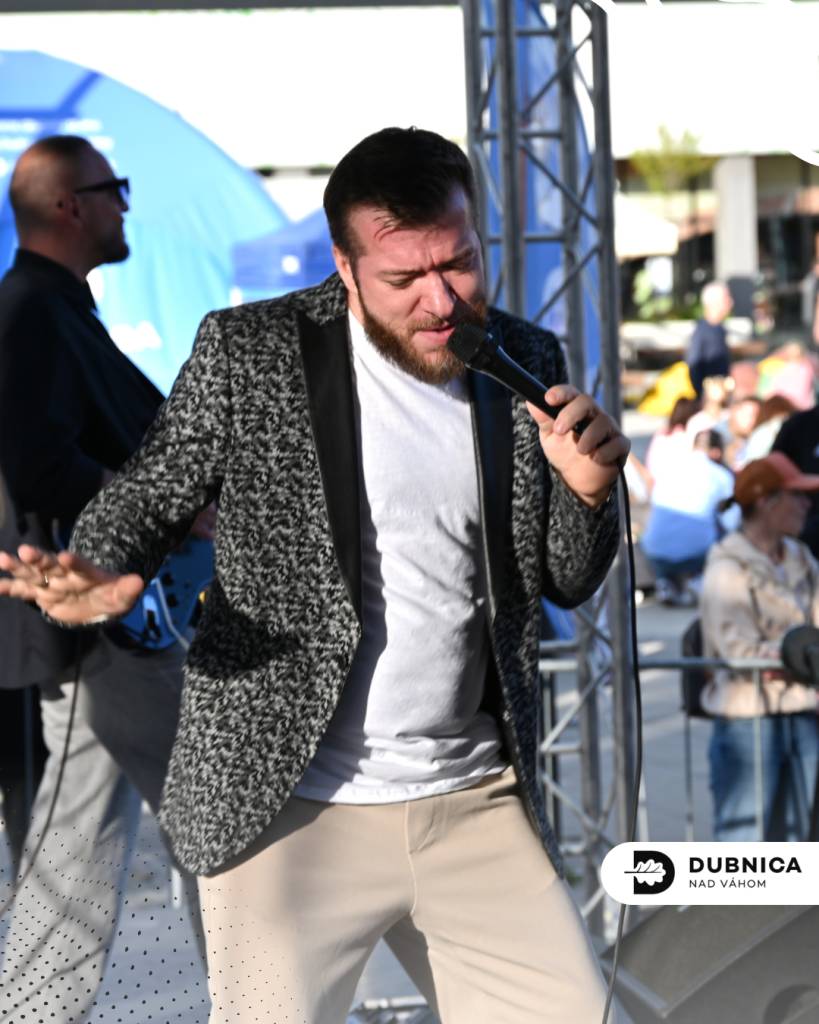 Námestie Matice slovenskej v Dubnici nad Váhom sa 1. mája 2026 zaplnilo návštevníkmi všetkých vekových kategórií, ktorí si prišli vychutnať tradičné oslavy 1. mája. Podujatie do centra mesta prinieslo bohatý program plný hudby, tanca a sprievodných aktivít pre celú rodinu.