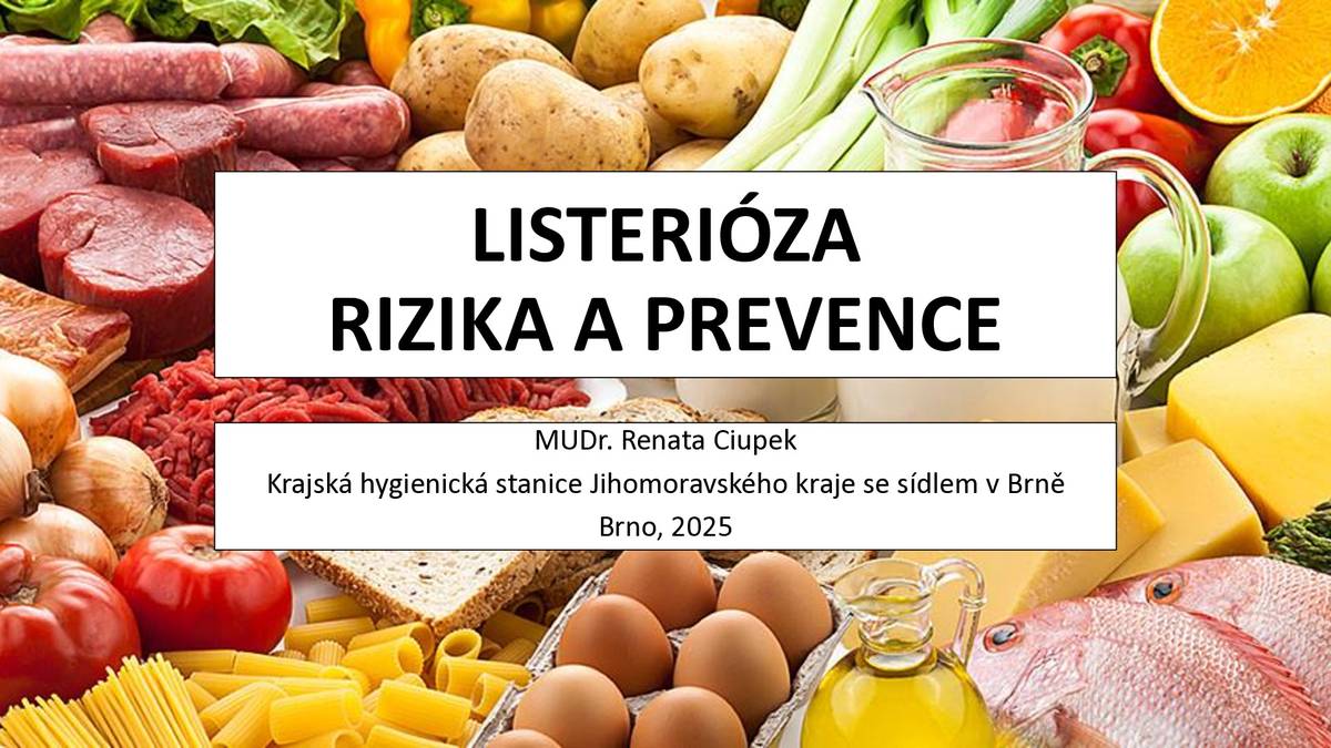 LISTERIÓZA aktuální situace a doporučení k prevenci onemocnění  Listerióza je infekční onemocnění, které bývá často způsobeno požitím potravin kontaminovaných bakterií Listeria monocytogenes, velmi odolné v prostředí a přežívající i v nízkých teplotách (chladnička). Onemocnění se může projevit jako akutní horečnatá gastroenteritida, v závažných případech jako invazivní onemocnění s obrazem sepse, a to zejména u jedinců s oslabenou obranyschopností organismu. Inkubační doba obvykle trvá 2–3 týdny (v rozmezí 1–70 dní). U zdravých dospělých osob probíhá zpravidla bezpříznakově.  Avšak velmi závažným zdravotním rizikem je listerióza pro těhotné. V těhotenství dochází vlivem hormonálních změn ke snížení aktivity imunitního systému. Komplikace se vyskytují zejména ve třetím trimestru těhotenství. Bakterie pronikají placentou do plodové vody či přímo do plodu. Dochází k předčasným porodům, spontánním potratům, porodu mrtvého dítěte či k infekci novorozence. V celé ČR evidujeme vzestup počtu případů listeriózy, případy nejsou koncentrovány k jednomu zdroji. V Jihomoravském kraji bylo v roce 2024 hlášeno 12 případů, což je nejvíce za posledních více než 15 let.  Prevence: • důkladná tepelná příprava pokrmů, zejména z živočišných zdrojů – maso, vejce, nepasterizované mléko; při jejich přípravě důsledně oddělovat syrové od uvařeného • neochutnávat syrová masa (např. sekaná, tatarák) • důkladné omytí syrového ovoce a zeleniny před jídlem • oddělené skladování syrového masa od ostatních hotových potravin • důsledné mytí rukou a kuchyňského náčiní • těhotným ženám a osobám s poruchami imunity je doporučeno nejíst měkké a zrající sýry, lahůdkové saláty a omezit konzumaci opakovaně ohřívaných potravin • dodržování hygienických zásad při kontaktu se zvířaty Krajská hygienická stanice Jihomoravského kraje se sídlem v Brně, Jeřábkova 4, 602 00 Brno PROTIEPIDEMICKÝ ODBOR