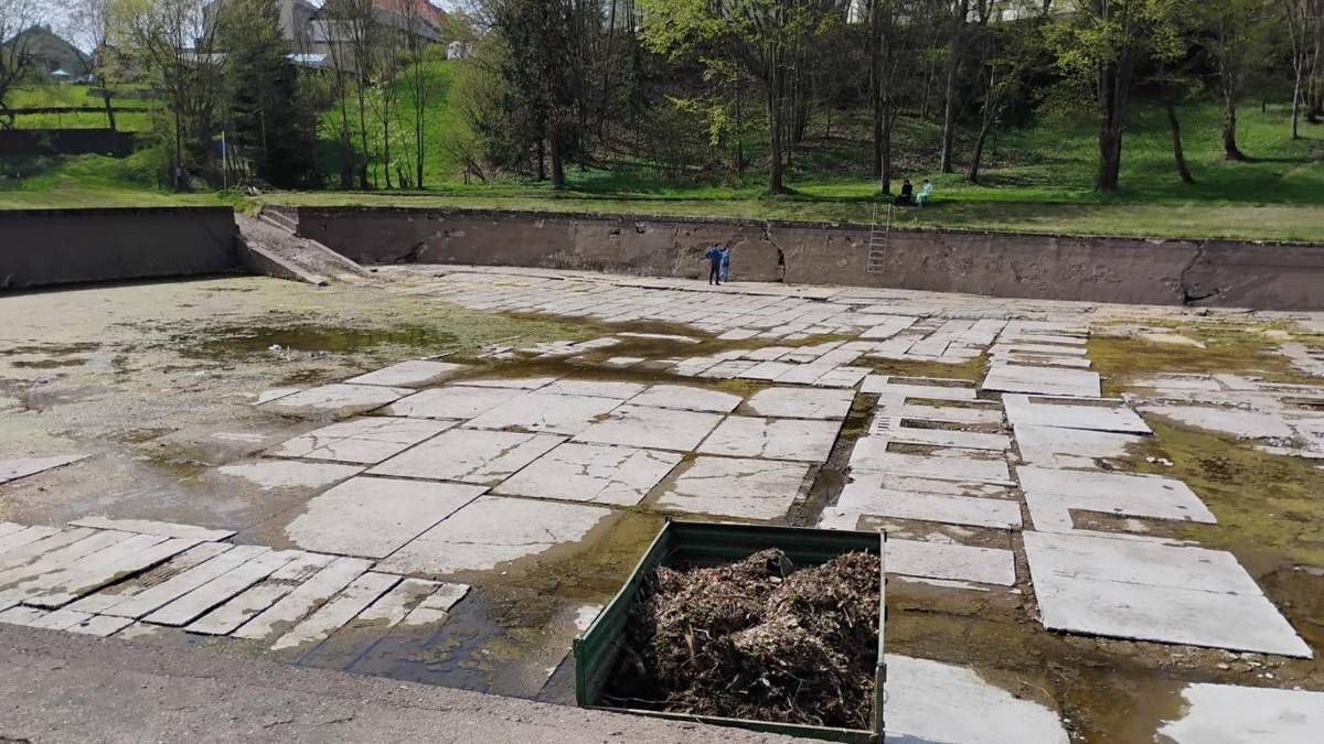 V sobotu 25. 4. se sešla skupina osmnácti dobrovolníků – místních obyvatel i chalupářů , kteří se již nějaký rok podílejí na postupném zvelebování prostoru bývalého koupaliště v Rokytnici v Orlických horách.