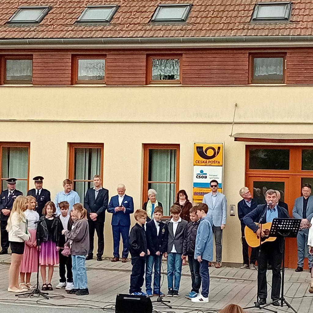 81. výročí osvobození obce jsme si připomněli tradičně v den osvobození pod májkou u Památníku obětí 1. a 2. světové války na návsi v Pitíně. Velké poděkování patří paní dětem a paní ředitelce Základní a Mateřské školy Pitín za pěkná vystoupení a SDH Pitín za doprovod a čestnou stráž.