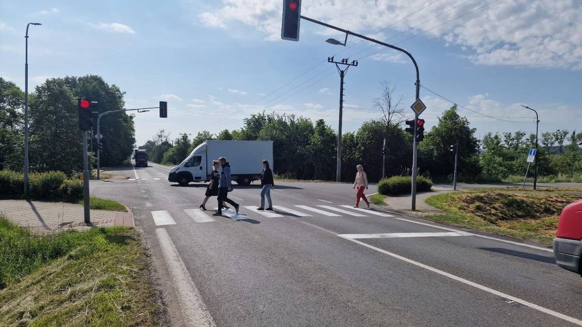 Vážení spoluobčané, řidiči a chodci, informujeme vás, že v pondělí 4. května 2026 bude zahájena generální rekonstrukce čtvrtstoletí starého světelného signalizačního zařízení (semaforů) na klíčové křižovatce silnic I/35 a III/43911 (křížení ulic Dolní a Nádražní v Hustopečích nad Bečvou). Co rekonstrukce obnáší? Nejedná se pouze o výměnu stávajících prvků, ale o kompletní modernizaci technického vybavení. Součástí projektu je instalace nových stožárů, moderních návěstidel a především nasazení radiodetektorů pro řízení tzv. „celočervené“. Tato technologie výrazně zvýší bezpečnost provozu tím, že dokáže reagovat na aktuální průjezd vozidel a pohyb chodců. Důležité informace pro veřejnost:   Termín zahájení: pondělí 4. května 2026.   Doba trvání: Práce budou probíhat v několika etapách a jejich dokončení je plánováno v maximální lhůtě 100 dnů, t.j. do 12. srpna 2026.   Dopravní omezení: Během stavebních prací bude provoz na křižovatce řízen dočasným dopravním značením, případně bude signalizace zcela vypnuta či nahrazena provizorním řešením.   Výzva k opatrnosti: Žádáme všechny účastníky silničního provozu – řidiče i chodce – o zvýšenou opatrnost a trpělivost. Zejména u přechodů pro chodce dbejte na aktuální stav staveniště a respektujte pokyny pracovníků realizační firmy (AŽD Praha s.r.o.). Cílem této investice je moderní, spolehlivá a bezpečnější křižovatka pro nás všechny. Děkujeme za pochopení.
