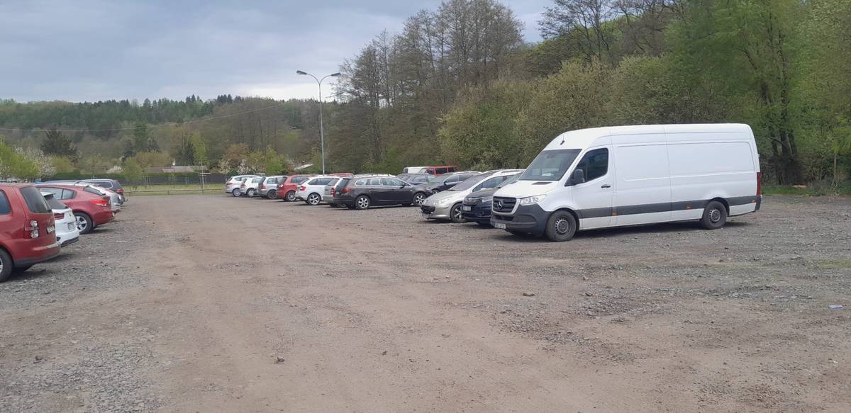 Vážení spoluobčané, bohužel jsme nuceni odložit plánovanou opravu povrchu odstavné plochy (ul. Sportovní) která měla proběhnout 4. 5. - 5. 5. Důvodem je, že i přes včasné umístění přenosného dopravního značení se zákazem zastavení, zůstalo na ploše zaparkováno větší množství vozidel. Práce tak nebylo možné zahájit! Prosíme vás tímto o zvýšenou pozornost a respektování přechodného dopravního značení. Pomůžete tím k hladkému průběhu oprav, které děláme pro zlepšení stavu parkoviště. Věc byla předána Městské policii Loket k dalšímu řešení. Nový termín opravy včas oznámíme. Děkujeme za spolupráci.