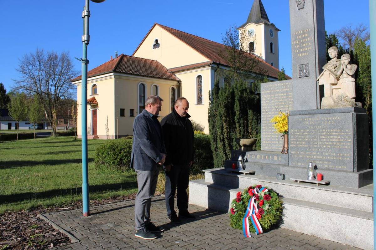Téměř tři týdny trvající osvobozovací boje na konci druhé světové války výrazně zasáhly oblast jihovýchodní Moravy. V dubnu 1945 zde postupovala vojska Rudé armády společně s rumunskou armádou, které útočily na německé pozice ze dvou směrů.