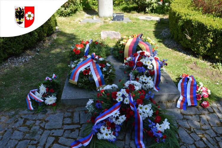 V úterý 28. dubna jsme si připomněli 81 let od tragického zastavení transportu smrti v Roztokách. Děkujeme všem, kteří přišli uctít památku obětí, a těm, kdo nemohli být přítomni, přinášíme alespoň malé ohlédnutí prostřednictvím této fotogalerie.