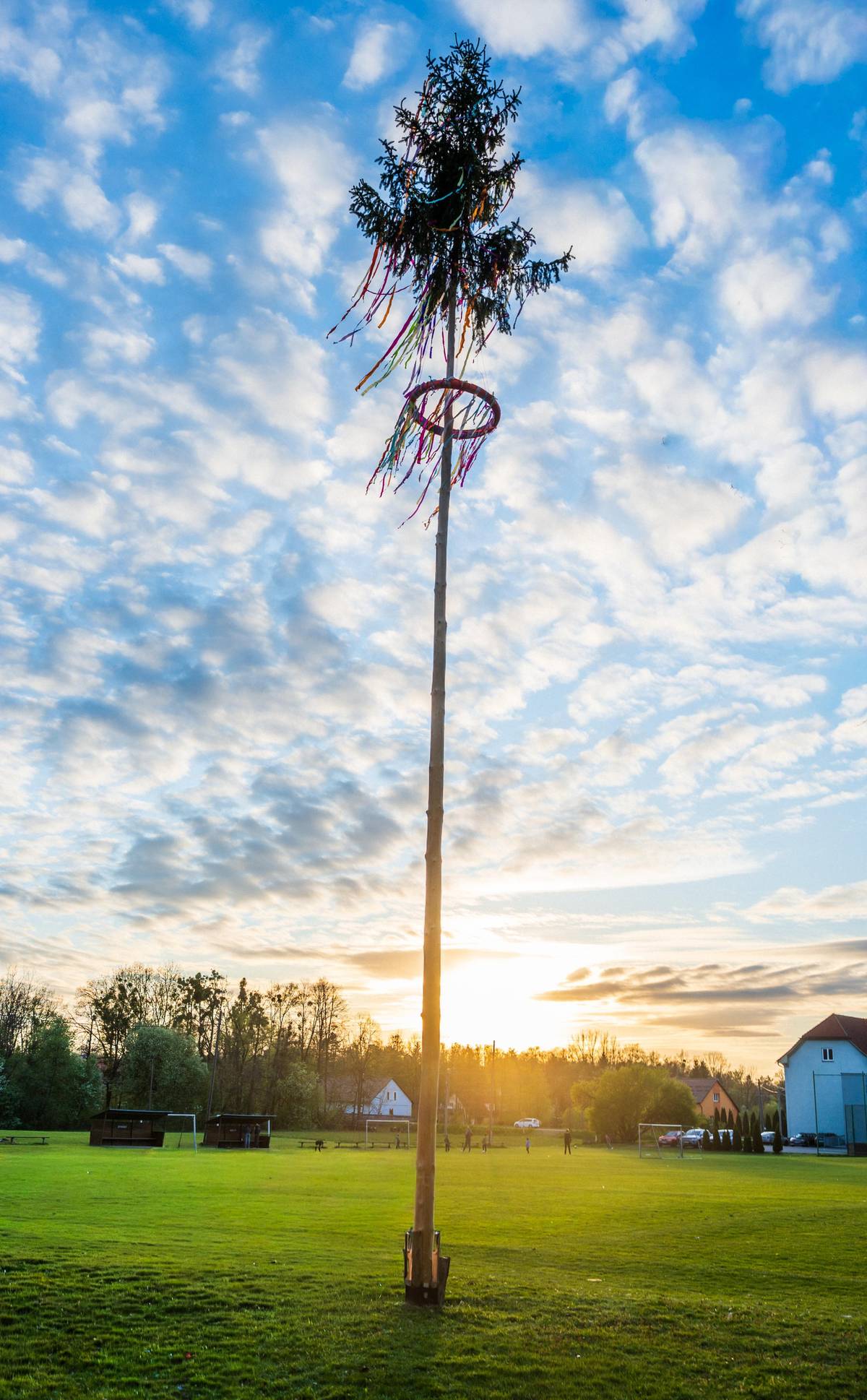 Děkujeme za jejich pořízení panu fotografovi Radku Juričkovi 📸 a SDH Vojkovice za organizaci celé akce 🤩. album zde ➡️  Stavění májky 2026 Věříme, že si připomenete příjemnou atmosféru této tradiční akce a těšíme se zase za rok!