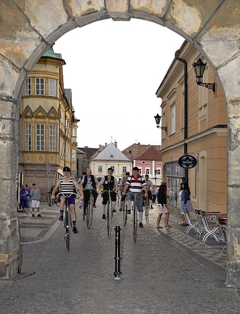 🚴♂️ Velocipedisté – Cesta kolem světa v Lomnici nad Lužnicí! 🌍 Na přelomu dubna a května zavítá do Lomnice nad Lužnicí výjimečná historická podívaná. Velocipedisté – Vídeňáci projedou jižní Čechy v rámci svého projektu Cesta kolem světa a naše město bude jejich hlavní základnou. 📍 Kdy a kde je můžete vidět? 📅 Pátek 1. 5. 2026 | 9:00 – SLAVNOSTNÍ START 🚩 ➡️ náměstí v Lomnici nad Lužnicí Jezdce osobně:  ✅ uvede na start ✅ přivítá v našem městě  starosta Lomnice nad Lužnicí Petr Krejník. 🗺️ Páteční trasa – „Cesta kolem světa“: Lomnice nad Lužnicí → Třeboň → Suchdol → Benátky → Nový York → Bosna → London → Paříž → Klikov → Hamr → Stříbřec → Stará Hlína → Lomnice nad Lužnicí 📅 Sobota 2. 5. 2026 | od 9:00 ➡️ výjezd z Lomnice nad Lužnicí Trasa a program:  Lomnice → Slověnice (10:00–11:30) návštěva četnické stanice výstava kol   společný oběd v místní restauraci hra v kostku na Bošileckém mostku Veselské pískovny návrat krajinou rybníků zpět do Lomnice  📅 Neděle 3. 5. 2026 ➡️ pohodový výlet na hráz rybníka Rožmberk 🎩 Historické velocipedy, dobové kostýmy, nadsázka i kus cyklistické historie – to všechno můžete vidět přímo v ulicích našeho města i okolí. 👉 Přijďte pozdravit jezdce, podpořit je na trase nebo se zúčastnit slavnostního startu v pátek ráno. Sdílejte, pozvěte přátele a buďte u toho! HROM DO PEDÁLU! 🚲⚡