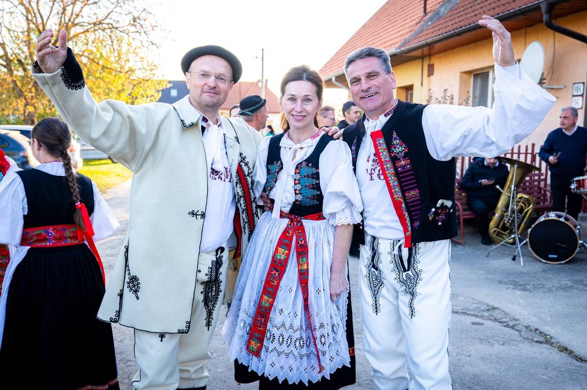 🌲Jarná tradícia spojila ľudí v našom meste...   🎺V rytme ľudových piesní a dobrej nálady sme vo štvrtok 30.4.2026 postavili a stužkami ozdobili tradičný symbol jari v každej mestskej časti...  📸Autor fotografií: Peter Sobek