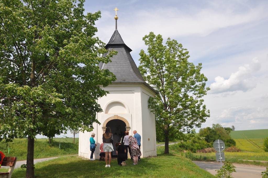 V roce 1708 byla nad Držovicemi postavena půvabná kaple sv. Floriana. Při staré silnici ji najdeme po opravě v roce 1867 dodnes. Každý rok na hodovou neděli se sem věřící vydávají průvodem. Více informací o kostele dole v dědině i o kapličce na kopci se dozvíte v rozhovoru, který pro Český rozhlas: