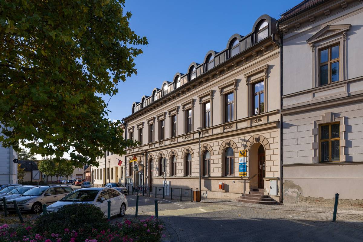 Provozovna České pošty ve Šlapanicích bude uzavřena na nezbytně nutnou dobu od pondělí 4. května do pondělí 11. května 2026 z technických důvodů (prasklý vodovod v prostorách nad poštou).  Po dobu jejího uzavření budou poskytované služby zajištěny provozovnou Brno 27, Přemyslovo náměstí, Brno-Slatina, 627 00 v rámci otevírací doby: https://www.postaonline.cz/detail-pobocky/-/pobocky/detail/62700. Na této provozovně bude možné si vyzvednout uložené zásilky. Od příštího týdne budou dlouhodobě služby poskytovány prostřednictvím Mobilní pošty. Děkujeme za pochopení.