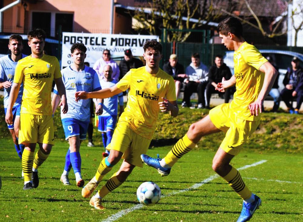 Jindřichohradečtí fotbalisté v 24. kole 5. ligy dokázali zvítězit na hřišti nováčka v Dolním Dvořišti 2:0 a nadále jim patří v tabulce čtvrtá příčka. O svém vítězství rozhodli dvěma slepenými trefami už po půlhodině hry.
