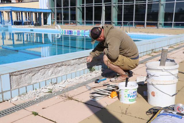 Přerov se připravuje na rozsáhlou opravu venkovního plaveckého bazénu. Prvním krokem je zpracování projektové dokumentace, jejíž pořízení radní schválili 4. května. „Oprava je nutná kvůli nevyhovujícímu technickému stavu bazénové vany i přilehlých ochozů – u původní železobetonové konstrukce dochází k průsakům vody do podzemních prostor, což negativně ovlivňuje stav celé stavby. Venkovní bazén má rozměry 25 × 16,67 metru, hloubku vody v rozmezí jednoho až jednoho a půl metru a slouží jako závodní plavecký bazén normových rozměrů, které je nutné zachovat,“ shrnul náměstek primátora Vladimír Lichnovský.                               Číst dál...