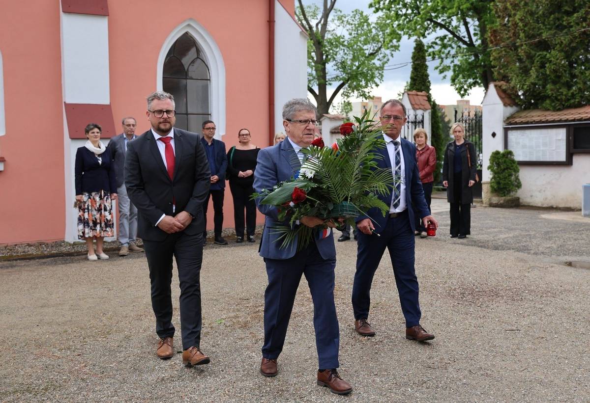 Roudnice nad Labem si připomíná 81. výročí konce 2. světové války. U pomníků obětem světových válek na místním hřbitově dnes starosta František Padělek s místostarosty Richardem Červeným a Jiřím Řezníčkem položili květinové věnce a zapálili svíce. Mezi hosty tradiční pietní akce nechyběli představitelé roudnických škol ani dalších vzdělávacích a kulturních organizací. Uctili tak památku všech, kteří svou obětí pomohli tyto konflikty ukončit.