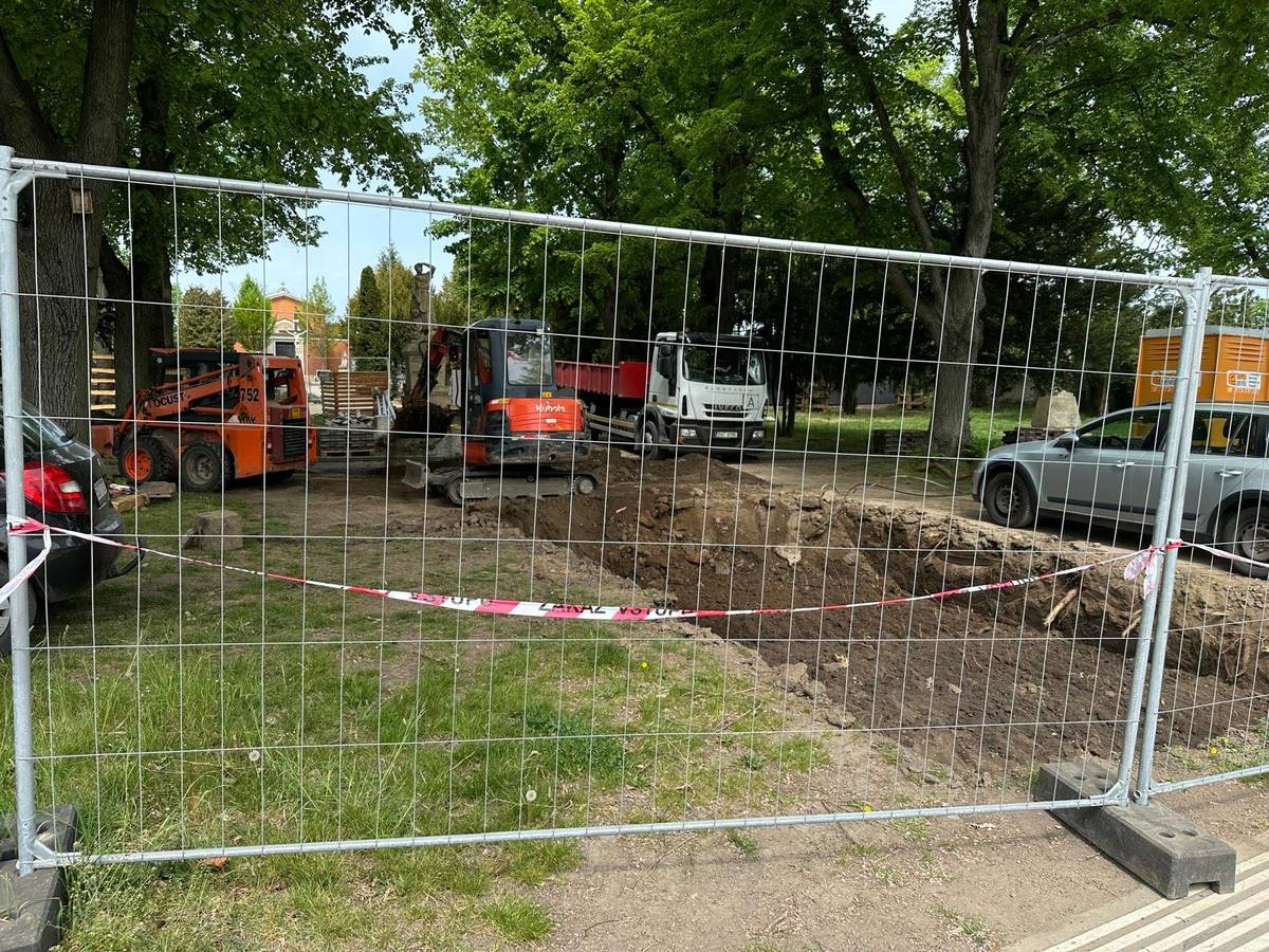 Z důvodů probíhající rekonstrukce parku před hřbitovem nejsou přístupné místní pomníky. Prosíme, respektujte stavební prostor. Kvůli rekonstrukci zde nebude možné 8. května, v den připomínky konce druhé světové války, umístit květiny ani zapálit svíčky. Občané, kteří si chtějí toto výročí pietně připomenout, mohou využít pomník obětem náletu na Květnou neděli. Děkujeme za pochopení. Martin Mach, radní