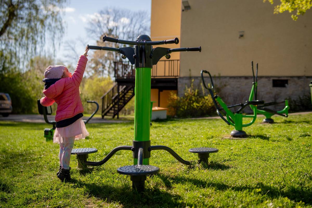 Veřejná venkovní posilovna u kulturního domu ve Skalici má nové prvky. K původním pěti cvičebním prvkům a trampolíně nyní přibyl další. Workoutová sestava pro cvičení s vlastní vahou, která bude sloužit místním obyvatelům. WORKOUTOVÉ HŘIŠTĚ VE SKALICI MÁ NOVOU SESTAVU | Frýdek-Místek