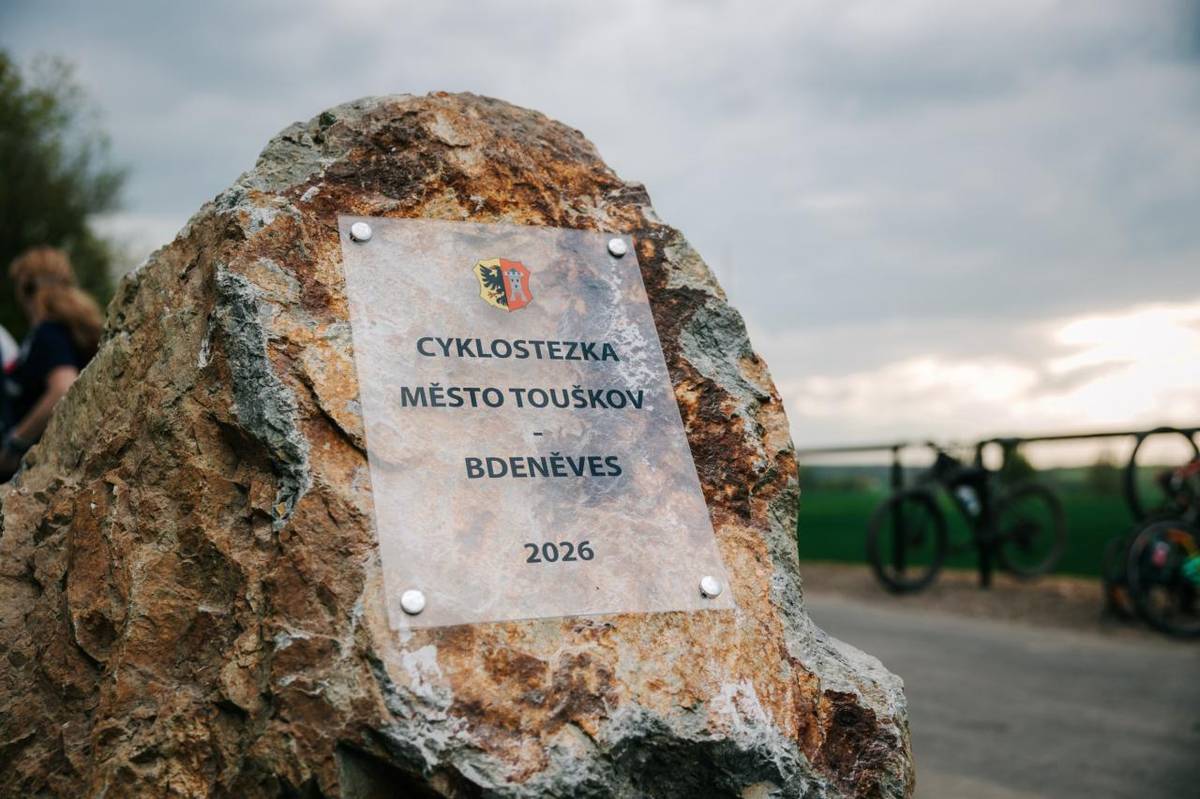 Dne 5.5.2026 byla slavnostně přestřižena páska a odhalen hraniční kámen na nové cyklostezce vedoucí z Města Touškova do Bdeněvse.