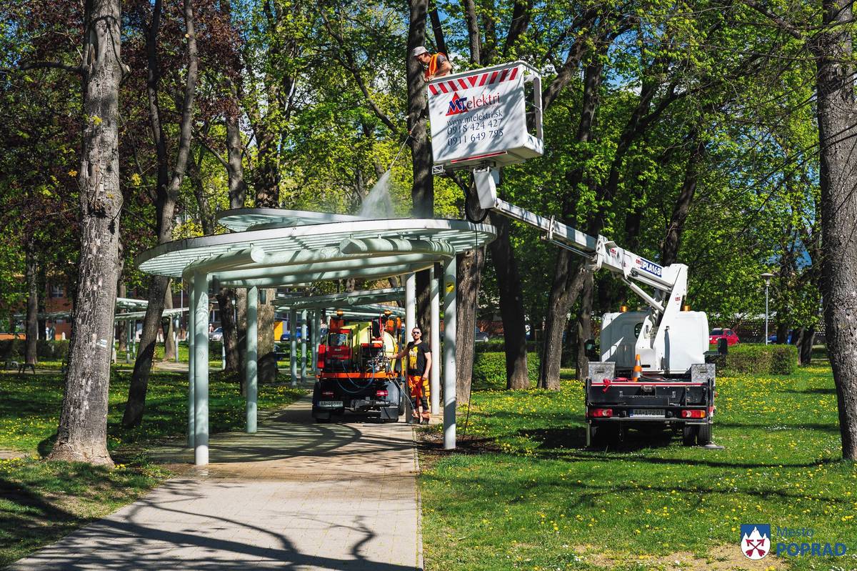 Park hrdinov pri železničnej stanici obsadili dňa 6.5.2026 pracovníci a mechanizmy Správy mestských komunikácií, ktorí pravidelne zabezpečujú čistenie striech v tomto frekventovanom priestore. Na čistenie bola použitá horúca voda, ktorá umožňuje dôkladné a zároveň šetrné odstránenie nečistôt.  Hrubú vrstvu znečistenia na strechách bolo potrebné najskôr namočiť a následne odstrániť nánosy špiny, exkrementov či porozhadzovaných konárov. Práce si vyžadovali nielen techniku, ale aj precízny prístup pracovníkov, ktorí sa postarali o to, aby bol verejný priestor opäť v upravenom stave.  Predstaničný park patrí medzi miesta, ktorými denne prechádzajú obyvatelia aj návštevníci mesta, preto je pravidelná údržba a čistenie dôležitou súčasťou starostlivosti o tento verejný priestor.