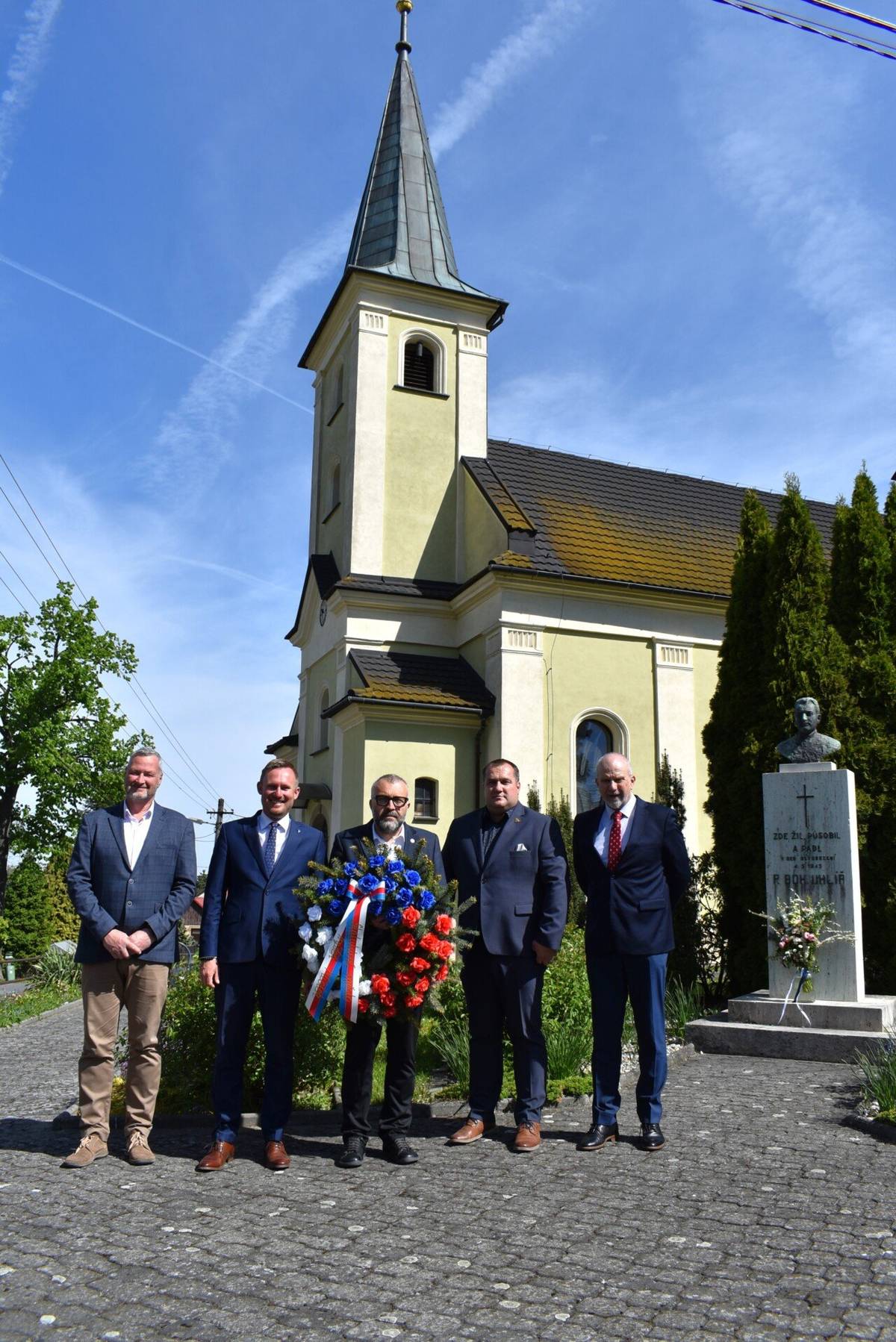 U příležitosti 81. výročí osvobození Frýdku-Místku položili 4. května členové vedení města věnec k pomníku na centrálním frýdeckém hřbitově. Věnce byly položeny také u dalších pomníků ve městě. VEDENÍ FRÝDKU-MÍSTKU SI PŘIPOMENULO OSVOBOZENÍ MĚSTA | Frýdek-Místek