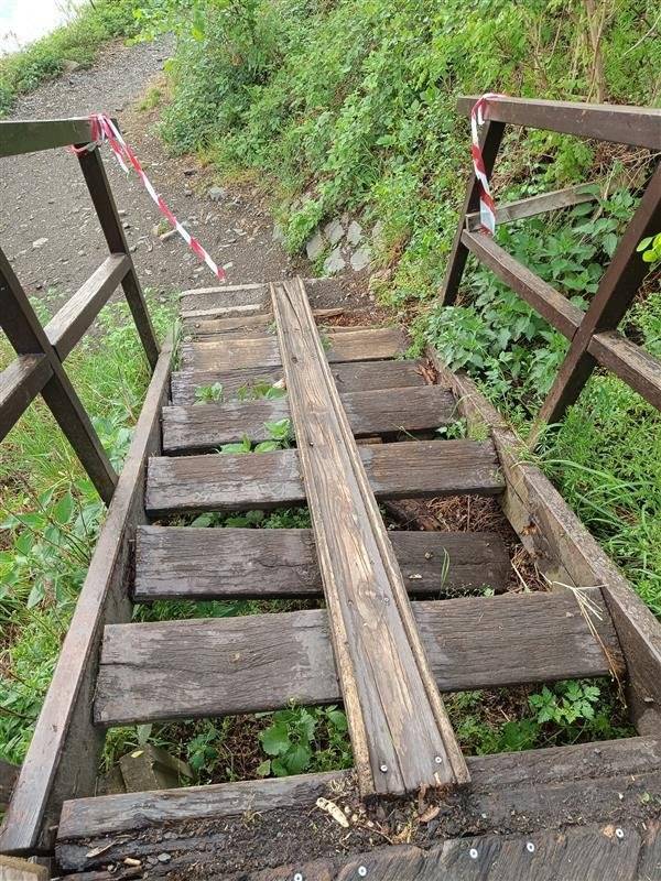 Četa zkontrolovala stav dřevěných schodů. Ten je bohužel katastrofální a hrozí velké nebezpečí dalších propadů jednotlivých stupňů. Dřevo je uhnilé a nestačí běžná oprava. Technická četa dnes schody odstraňuje a terén upraví provizorně tak, aby byl schůdný. Už řešíme výstavbu nových schodů za spoluúčasti DSO Údolí Vltavy. Děkujeme za Vaši trpělivost a buďte při průchodu opatrní. Tým OÚ