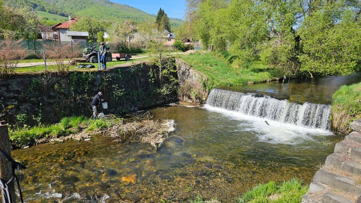 Hnúšťa, 4.5.2026 - Pri príležitosti Dňa Zeme sa v našom meste opäť potvrdilo, že keď ide o dobrú vec, ľudia sa vedia spojiť. V rôznych častiach mesta vznikli susedské brigády, ktoré neboli len o upratovaní, ale aj o stretnutiach, rozhovoroch a spoločnom pocite, že na tom, kde žijeme, nám záleží.