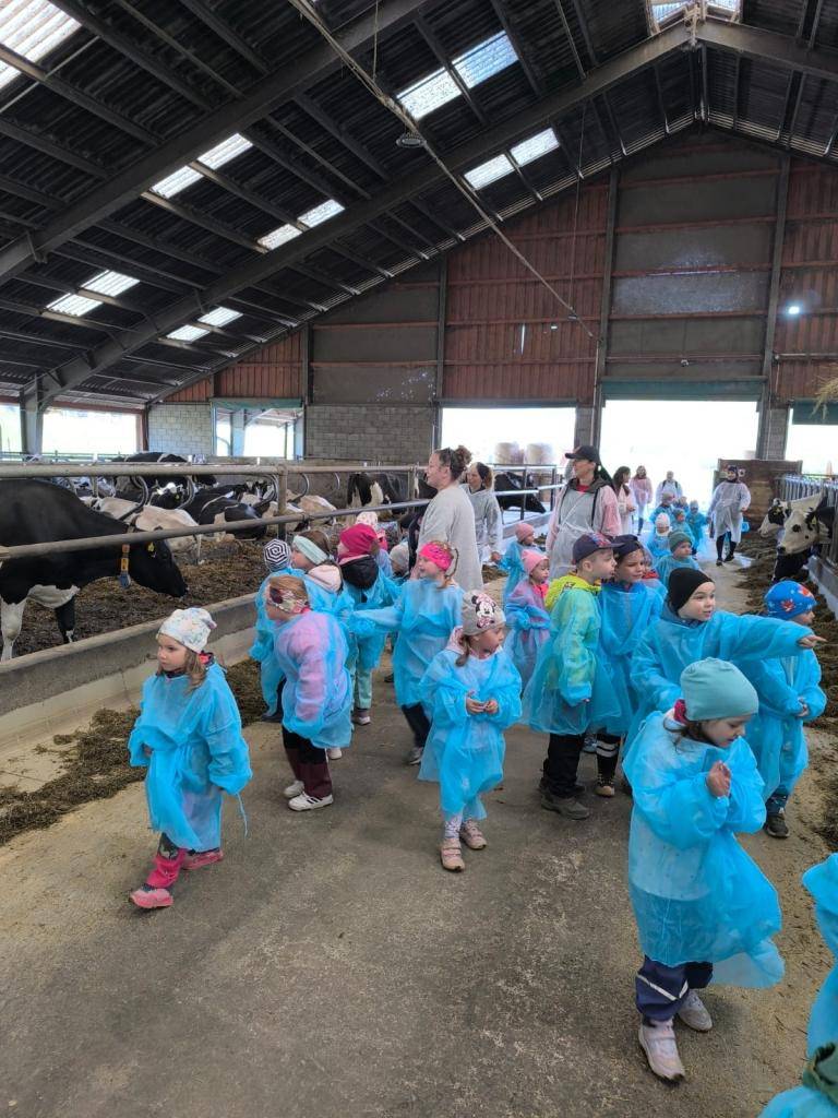 Mesiac apríl bol v materskej škole bohatý na zaujímavé aktivity, ktoré deťom priniesli radosť, ale aj nové poznatky. Úvod mesiaca patril prípravám na Veľkú noc, počas ktorých sa deti oboznamovali s ľudovými tradíciami a zvykmi.