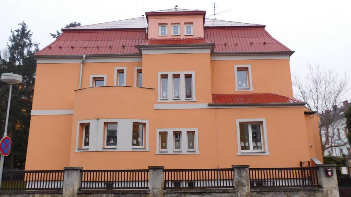 Povinné slučování škol, které vyplývá z novely školského zákona, plánuje město Žatec provést v souladu s platnými termíny a podle platných požadavků v roce 2028. Nedojde při tom k omezení počtu míst v základních a mateřských školách.