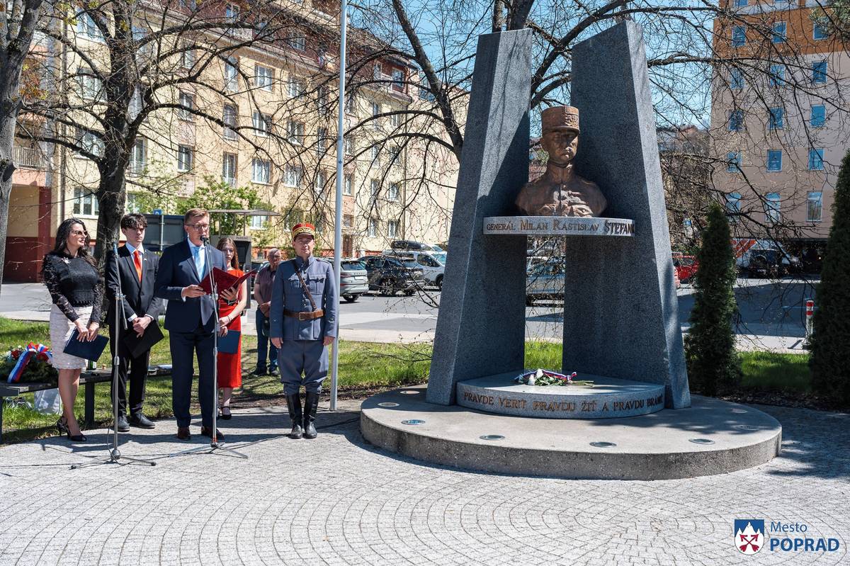 Za zvukov slovenskej štátnej hymny sa pri pamätníku M.R. Štefánika pri Okresnom súde začala dňa 4.5.2026 pietna spomienka na 107. výročie úmrtia tejto významnej osobnosti našich dejín.  Podujatia sa zúčastnili zástupcovia mesta Poprad, Matice slovenskej, Slovenského zväzu protifašistických bojovníkov, poslanci mesta i VÚC, ako aj študenti popradských základných a stredných škôl.  Príhovor za mesto Poprad predniesol prvý viceprimátor Štefan Pčola, ktorý okrem iného povedal:   „Ďakujem Vám, že ste si našli čas a prišli si uctiť pamiatku M.R. Štefánika. Nie je to len spomienka na minulosť. Je to aj príležitosť zamyslieť sa nad tým, čo nám jeho život hovorí dnes. Dnes žijeme v slobodnej krajine. Máme vlastný štát, jazyk, kultúru. To, o čom Štefánik sníval, je realitou. No sloboda nie je samozrejmosť. Je to záväzok. Záväzok starať sa o krajinu, rozvíjať ju, niesť zodpovednosť. A hlavne - veriť. Veriť v seba. Veriť v Slovensko.“  V sprievodnom programe, v ktorom dominovalo umelecké slovo, účinkoval Rastislav Zacher, predseda Miestneho odboru Matice slovenskej v Poprade, učiteľka Ingrid Orjabincová a žiaci Gymnázia na Kukučínovej ulici David Dzugas a Nina Kučerová. Pietnu spomienku ukončilo  kladenie vencov a kytíc.