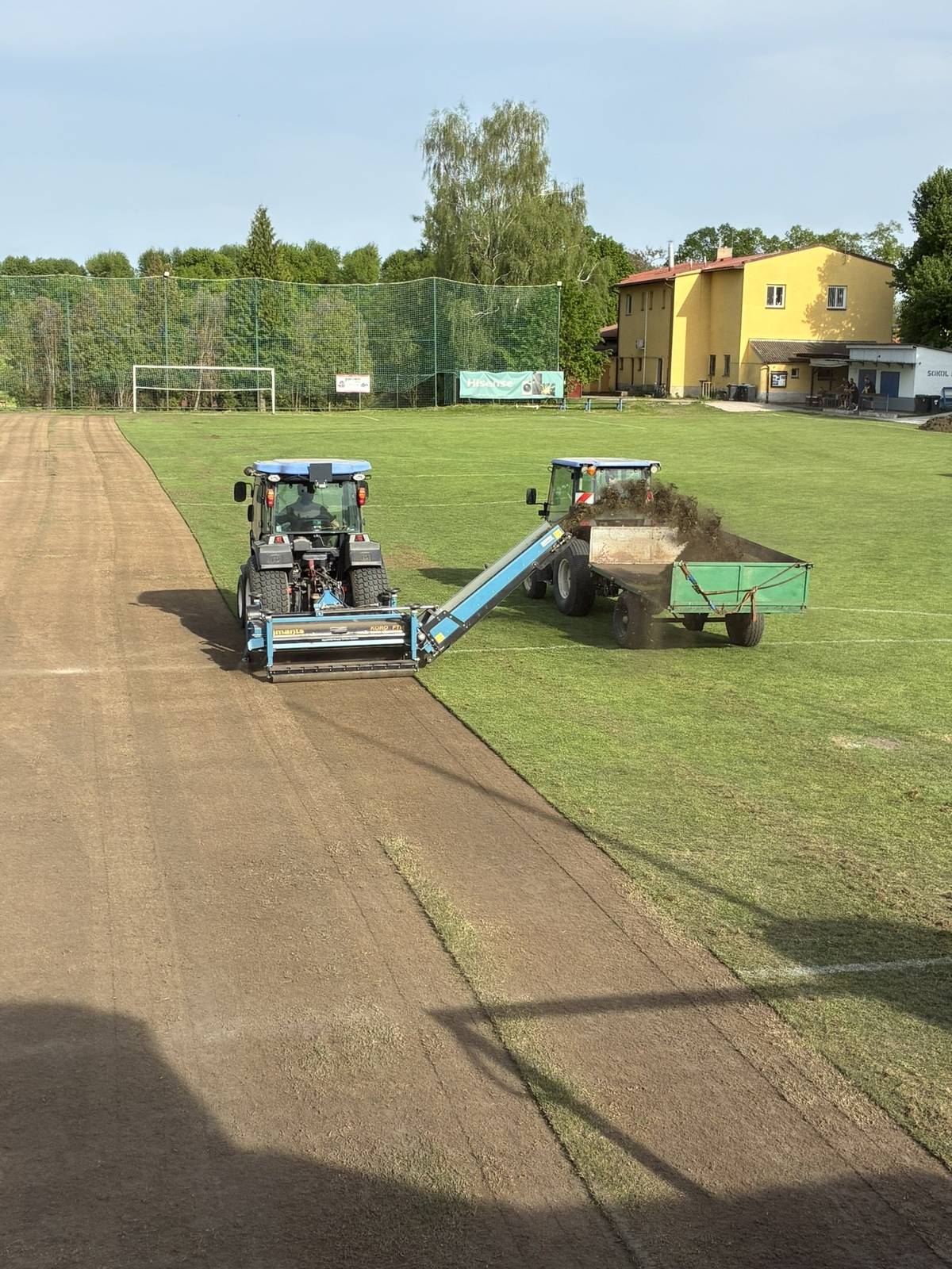 Dnes fotbalový oddíl TJ Sokol Měšice zahájil revitalizaci fotbalového hřiště. Projekt vyrovnání a obnovy povrchu hřiště spolu s instalací systému automatické závlahy připravil fotbalový oddíl ve spolupráci s obcí Měšice. Na projekt v celkové výši rozpočtovaných nákladů 1,7 milionu korun získal oddíl v loňském roce dotaci od Středočeský kraj ve výši 542 tisíc korun. Zastupitelstvo obce v únoru rozhodlo o poskytnutí dotace z obecního rozpočtu ve výši 1 milion korun. Realizace by dle plánu měla být dokončena před podzimní částí sezóny. Měšický oddíl kopané vedle týmu dospělých vychovává mládež od přípravky, přes žáky až po dorostence. Aktuálně je v oddíle zapsáno 113 aktivních hráčů, z nichž 70 je mladších 19 let.