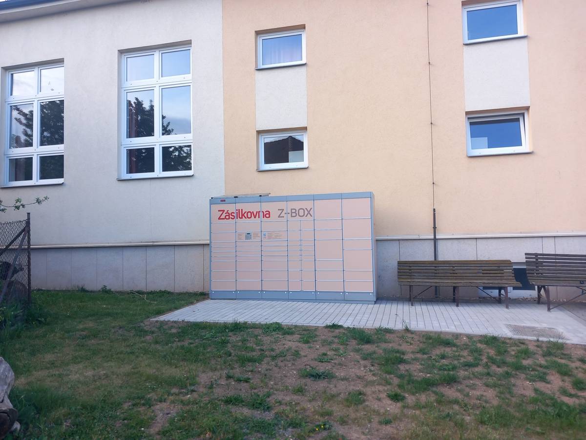 Dnes došlo k přesunu Z-boxu společnosti Zásilkovna na zpevněnou plochu pod kulturní dům. Zároveň byla jeho kapacita navýšena na trojnásobek. Své balíky proto hledejte na novém místě.