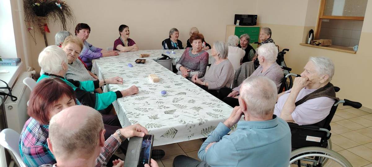 Členovia Klubu dôchodcov sa dňa 4. 5. 2026 vybrali navštíviť svojich kamarátov v DSS v Závažnej Porube, aby spolu strávili príjemné chvíle plné rozhovorov, spevu a dobrej nálady.