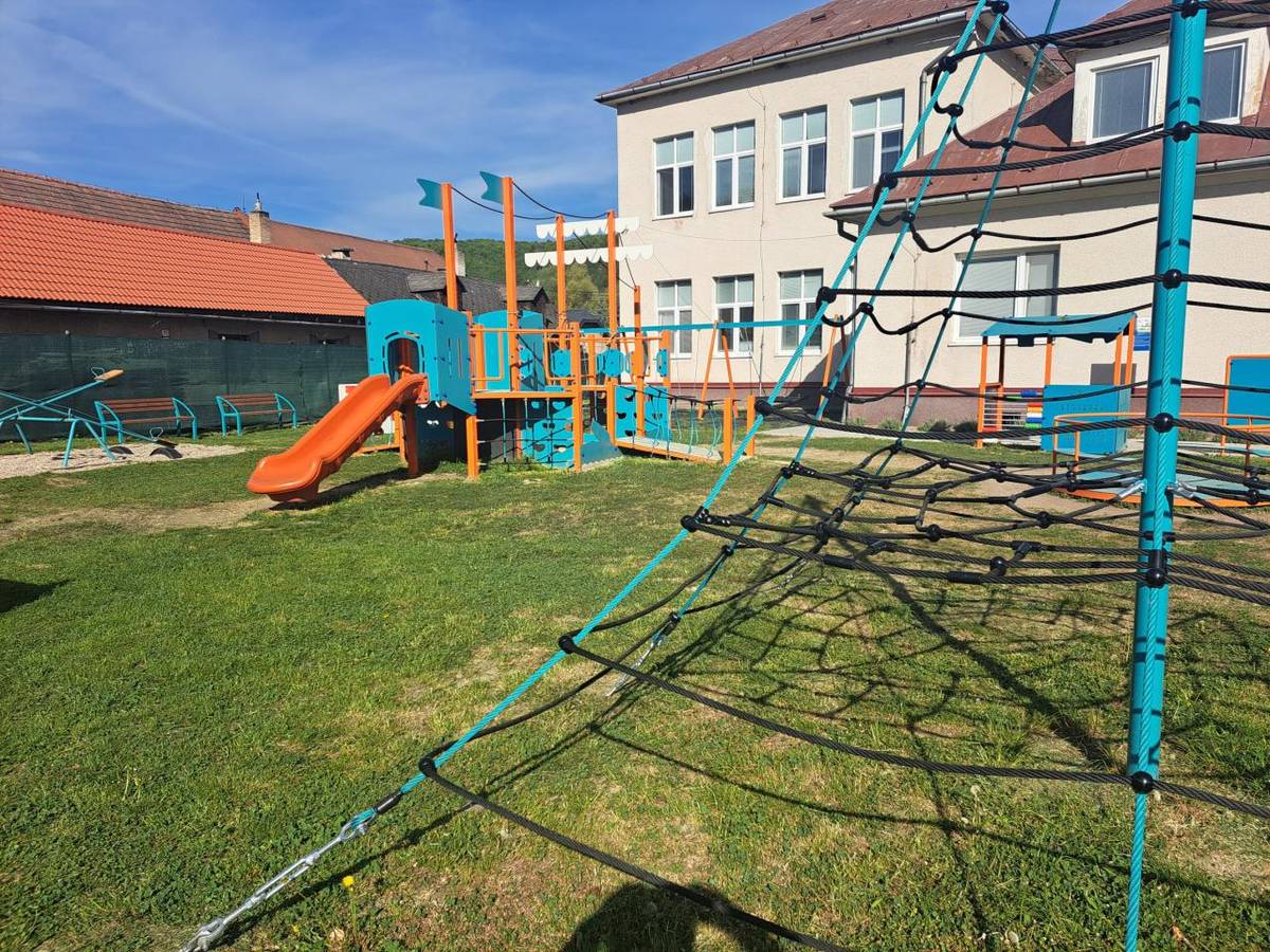 Obec Medzibrod žiada návštevníkov detského ihriska na námestí obce o rešpektovanie prevádzkového poriadku. Detské ihrisko je určené pre deti od 3 do 15 rokov. Deti od troch do 6 rokov môžu ihrisko používať len v doprovode dospelej osoby. Každý návštevník je povinný