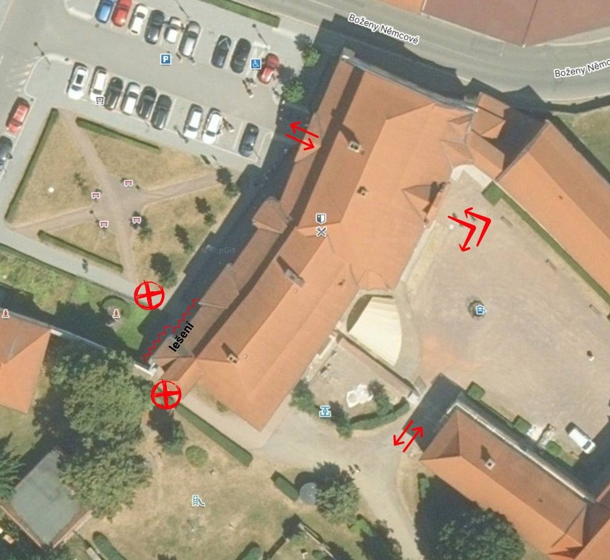 V letošním roce pokračují opravy fasády zámku. Tentokrát přijde na řadu část fasády z Náměstí směrem od fary. Vzhledem k nutnosti stavby lešení bude uzavřen průchod mezi zámkem a dětským hřištěm. Od čtvrtka 7. května tak bude možné projít z Náměstí do Lipek a zpátky pouze přes nádvoří zámku. Nádvoří zůstane otevřené a bude pod dohledem bezpečnostních kamer. Děkujeme za pochopení. Snažíme se, aby zámek zůstával ozdobou Náměstí.