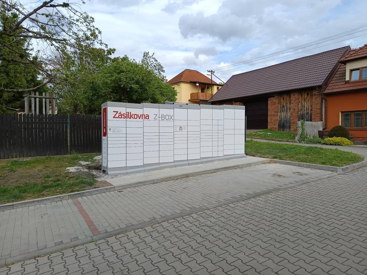 Vážení spoluobčané, protože byl Z-Box neustále plný a zásilky se občas nepodařilo doručovat, podařilo se nám po půlroční vyjednávání nechat nainstalovat nový a větší. Z důvodu bezpečnosti je nově umístěn za OÚ! Můžete plně využívat.