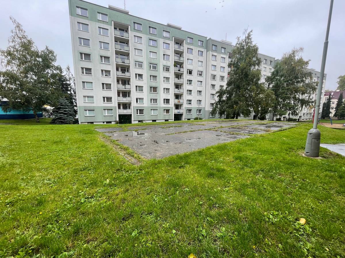 Postupně mizí další nevzhledná betonová plocha, která po dlouhá léta zbytečně zatěžovala veřejný prostor našeho sídliště.