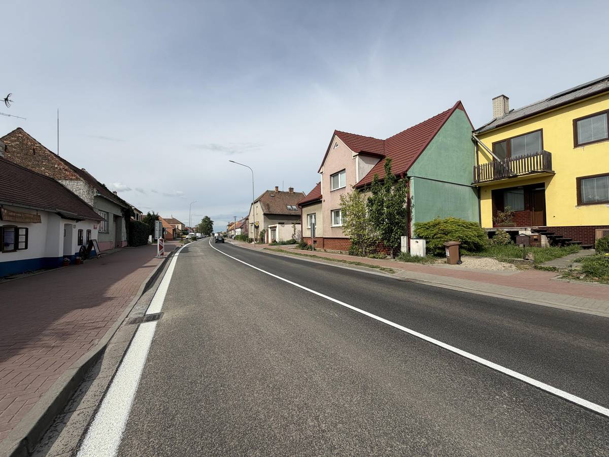 Řidičům projíždějícím mezi Strážnicí a Veselím nad Moravou se výrazně uleví. Po několikatýdenní opravě povrchu vozovky bude silnice I/55 v úseku od Vnorov po železniční přejezd mezi Zarazicemi a Veselím od sobotního rána 9. května opět plně průjezdná. Rozsáhlou opravu povrchu komunikace realizovalo Ředitelství silnic a dálnic ČR. Od začátku dubna probíhaly na silnici I/55 od Vnorov po městskou část Zarazice ve Veselí nad Moravou stavební práce spojené s opravou povrchu vozovky. Z důvodu těchto prací byl úsek ve směru Strážnice – Veselí nad Moravou dočasně uzavřen a doprava vedena po objízdných trasách. Dokončení oprav nyní umožní návrat dopravy do běžného režimu. Vedení města Veselí nad Moravou vnímá znovuotevření této páteřní komunikace jako pozitivní zprávu nejen pro místní obyvatele, ale i pro každodenní tranzitní dopravu v regionu. „Jsme rádi, že se podařilo stavební práce dokončit v předem dohodnutém časovém harmonogramu a že se doprava na hlavním tahu mezi Veselím nad Moravou a Strážnicí vrací do standardního režimu. Uvědomujeme si, že omezení byla pro řadu řidičů komplikací, a proto bych chtěl poděkovat všem za trpělivost a ohleduplnost během těchto nutných dopravních omezení“ uvedl starosta města Veselí nad Moravou Petr Kolář. Stavební práce na opravě komunikace prováděla společnost Strabag a investorem bylo jihomoravské Ředitelství silnici a dálnic, do jejichž správy celá tato silnice první třídy spadá.