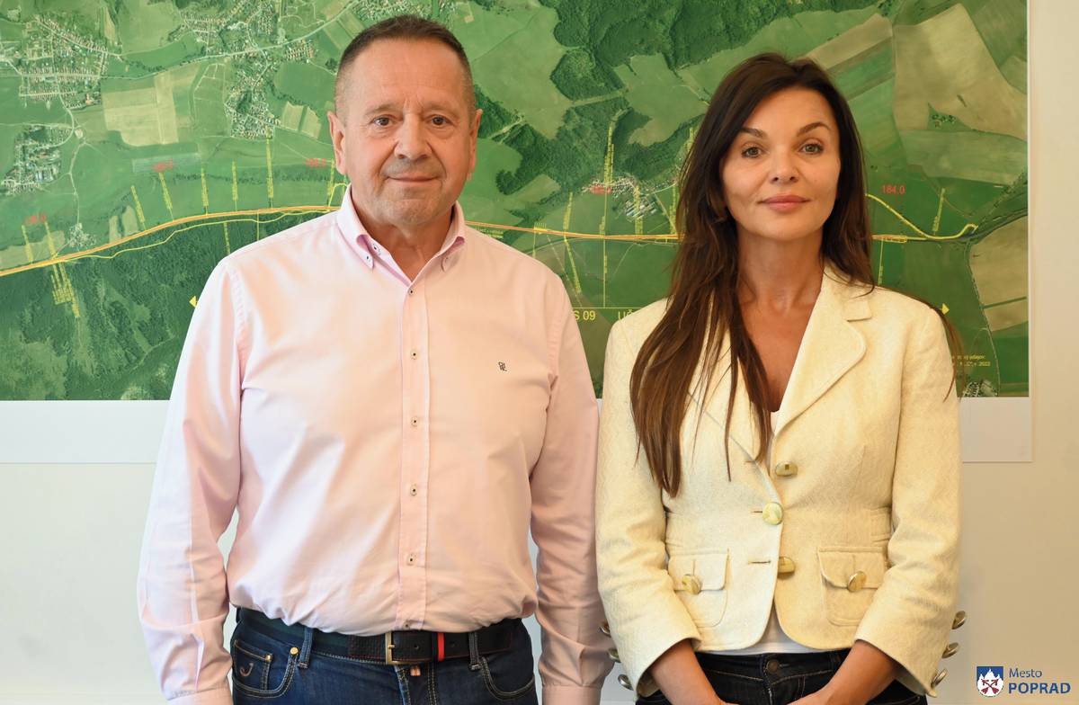 Dňa 4.5.2026 navštívila mesto Poprad štátna tajomníčka Ministerstva dopravy Slovenskej republiky Denisa Žiláková. Zúčastnila sa kontrolného dňa na prebiehajúcej stavbe modernizácie železníc. Pri tej príležitosti sa stretla na krátkom rokovaní aj s primátorom mesta Poprad Antonom Dankom.  Primátor sa informoval o južnom obchvate mesta, ktorý chcú niektorí poslanci financovať z mestského rozpočtu.   „Zaujímalo ma, aký je postoj štátu k tejto problematike. Som rád, že pani štátna tajomníčka nám to jasne vysvetlila,“ povedal primátor Anton Danko.   „Táto stavba zatiaľ nie je zaradená do harmonogramu priorít investičnej cestnej výstavby. To, či tam bude zaradená, určí štúdia uskutočniteľnosti, ktorú regulárne obstaráva a pripravuje štát. Až keď štúdia uskutočniteľnosti preukáže technickú a ekonomickú opodstatnenosť tejto stavby, tak až potom môže štát pristúpiť k ďalším prípravným procesom,“ uviedla Denisa Žiláková.  Ide o enviromentálne posúdenie – vypracovanie EIA a následnej projektovej dokumentácie a až potom prichádza k samotnej stavbe. Ide o náročný a dlhodobý proces.   „Južný obchvat mesta je veľmi potrebný, ale ukázalo sa, že mesto Poprad by zbytočne zo svojho rozpočtu vynakladalo finančné prostriedky, keďže celý tento veľký projekt bude v budúcnosti realizovaný pod gesciou štátu,“ uzavrel primátor Anton Danko.