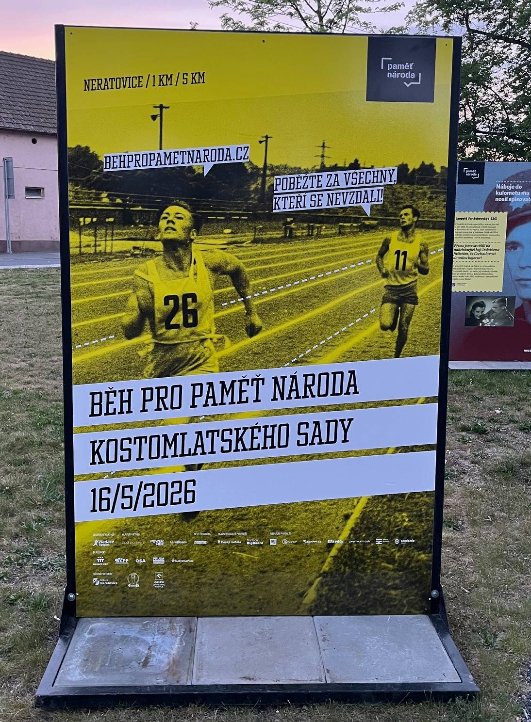 Výstavka je součástí benefiční akce Běh pro Paměť národa 2026 je pořádaná organizací Post Bellum v květnu po celé ČR, která propojuje sport s připomínkou hrdinů 20. a 21. století. Účastníci běží za válečné veterány, disidenty či oběti totalit, přičemž startovné financuje dokumentaci jejich příběhů.V Neratovicích běžíme 16.5.2026. Registrace a informace jsou dostupné na https://www.behpropametnaroda.cz/neratovice/