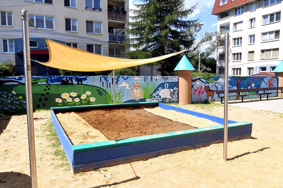 Dětská hřiště v Ostravě-Jihu letos projdou dalšími opravami a modernizacemi. Radnice na tyto práce vyčlenila téměř 6,5 milionu korun, s cílem zvýšit bezpečnost i komfort pro děti a jejich rodiče. Na samotné rekonstrukce půjde 1 milion korun. Dalších 1,5 milionu korun je určeno na pravidelné revize herních prvků, odstranění starých betonových pískovišť a také na výmalbu chodníků v okolí hřišť. Největší část rozpočtu, 3,5 milionu korun, připadne na výměnu písku v pískovištích. Obvod jich eviduje zhruba 220, proto se obměna uskuteční postupně. V loňském roce radnice zajistila výměnu písku ve 153 pískovištích. Navezeno na ně bylo téměř 900 metrů krychlových certifikovaného praného říčního písku bez prachových nebo jílových částic. Součástí letošních výdajů jsou také náklady na náhradní díly herních prvků nebo zpracování projektu revitalizace dětského hřiště na ulici Proskovická ve Výškovicích.
