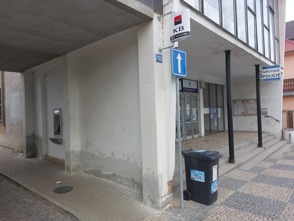 Z důvodu realizace projektu "Zateplení administrativní budovy č.p. 733" bude dne 7. 5. 2026 z této budovy odinstalován bankomat KB. Předpokládaný termín instalace bankomatu zpět je na konci června 2026.