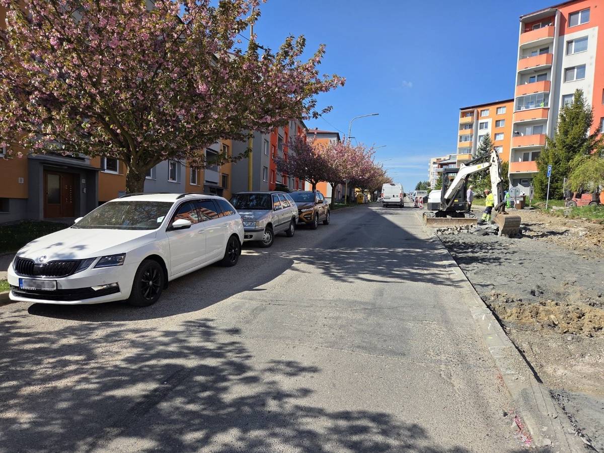 V souvislosti se zahájením 3. etapy revitalizace sídliště na ulici Luční žádáme obyvatele a návštěvníky o zvýšenou ohleduplnost při parkování vozidel a o dodržování dopravního značení. V místě se již pohybuje těžká technika a probíhají první fáze stavevních prací.  Na příjezdové komunikaci je z důvodu stavby podélné stání vozidel zakázáno. Mnoho řidičů ovšem tento zákaz nedodržuje, a tím v průběhu dne blokuje průjezd techniky a zásadně komplikuje plynulost stavby. Na situaci na Luční proto bude ve větší míře dohlížet městská policie.  Vzhledem k omezeným možnostem parkovacích ploch je možné podélného stání na páteřní komunikaci využít pouze ve večerních hodinách a přes noc, kdy stavba neprobíhá. Ráno do 7 hodin je ovšem nutné silnici včas uvolnit. Děkujeme, že nám pomáháte modernizovat sídliště bez zbytečných komplikací.  město Valašské Klobouky