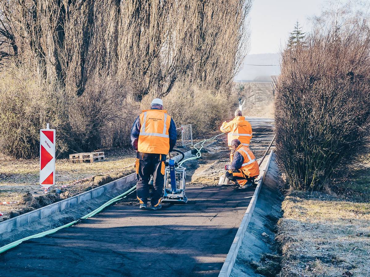 Bezpečnější a komfortnější pohyb pro pěší. To je hlavním cílem letošních investic do oprav chodníků, které v nejbližších měsících odstartují v několika částech města i v přilehlých městských částech. V letošním roce se stavební technika a dělníci hlučínských technických služeb zaměří na pět klíčových úseků. Rekonstrukce zahrnuje výměnu povrchů, úpravu obrubníků a v mnoha případech i bezbariérová opatření, která usnadní pohyb rodičům s kočárky či osobám se sníženou pohyblivostí. Ulice Ke Kořeni projde kompletní revitalizací všech poškozených částí, což zajistí vyšší bezpečnost pro tamní obyvatele. V ulici Vinohradská bude zahájena první etapa rozsáhlé rekonstrukce tohoto důležitého dopravního tahu. Zlepšení technického stavu chodníků se dočkají také lidé v našich městských částech, konkrétně na ulici Jandova v Darkovičkách a Osvoboditelů v Bobrovníkách. Plánované investice uzavírá obnova povrchu chodníku v ulici Ivana Olbrachta. „Kvalita chodníků je vizitkou města a klíčovým faktorem pro bezpečnost obyvatel. Letošní výběr lokalit reaguje na jejich aktuální technický stav i na podněty od samotných občanů,“ uvádí místostarosta města Václav Škvain. Práce budou probíhat postupně tak, aby byla minimalizována dopravní omezení. Prosíme obyvatele dotčených ulic o trpělivost a zvýšenou opatrnost v blízkosti stavenišť. #hlucin #mestohlucin #chodniky
