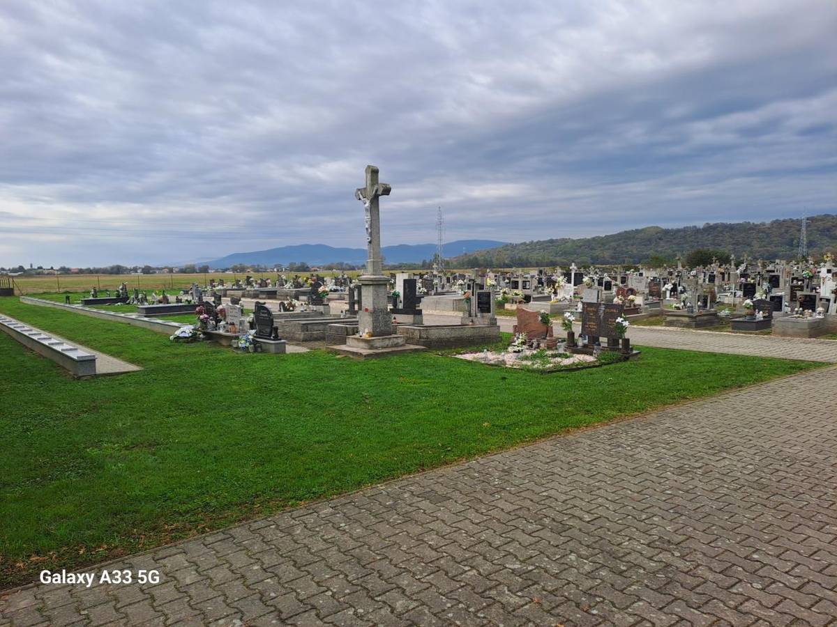 Vážení občania, žiadame Vás o upratanie okolia hrobov v termíne do 09.05.2026, nakoľko od pondelka 11.05.2026 obec začína s kosením cintorína.