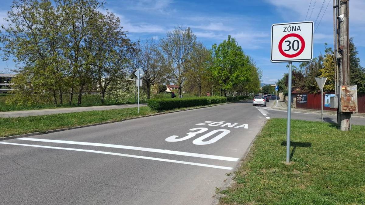 Mesto Piešťany úspešne ukončilo ďalšiu etapu úprav dopravného značenia a organizácie dopravy. Práce, ktoré boli realizované na základe podnetov občanov aj odborných analýz, prinášajú vyššiu bezpečnosť, lepšiu prehľadnosť ulíc a efektívnejšie parkovanie.